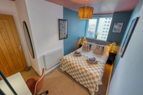 WINTER SPECIAL OFFER!! Cosy 2-BR Stunning City Apartment, Spacious, Sleeps 6, with onsite Parking - Near Gunwharf Quays & Beach - By Blue Puffin Stays